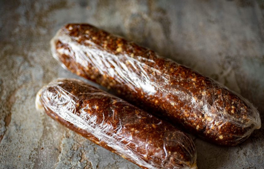 1. Этап. Колбаска Mинутка из печенья: Затем эту однородную шоколадную массу выложите на большой квадрат пищевой пленки и сформируйте из этой массы «колбасу», плотно завернув в пищевую пленку. У меня получилось две колбаски. Затем эти шоколадные заготовки отправьте в холодильник на 2-3 часа застывать.