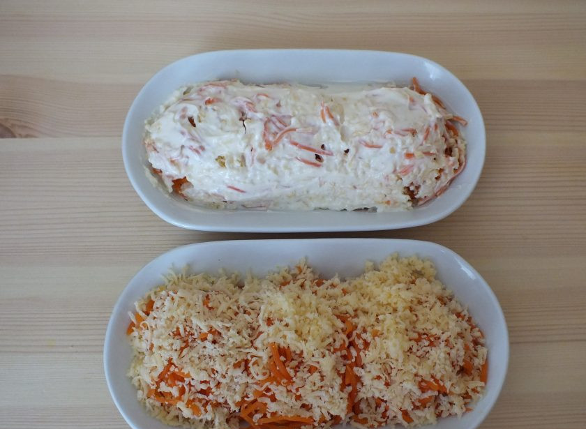 1. Этап. Салат Светофор с корейской морковью: Слой моркови посыпьте сыром и после смажьте майонезом.