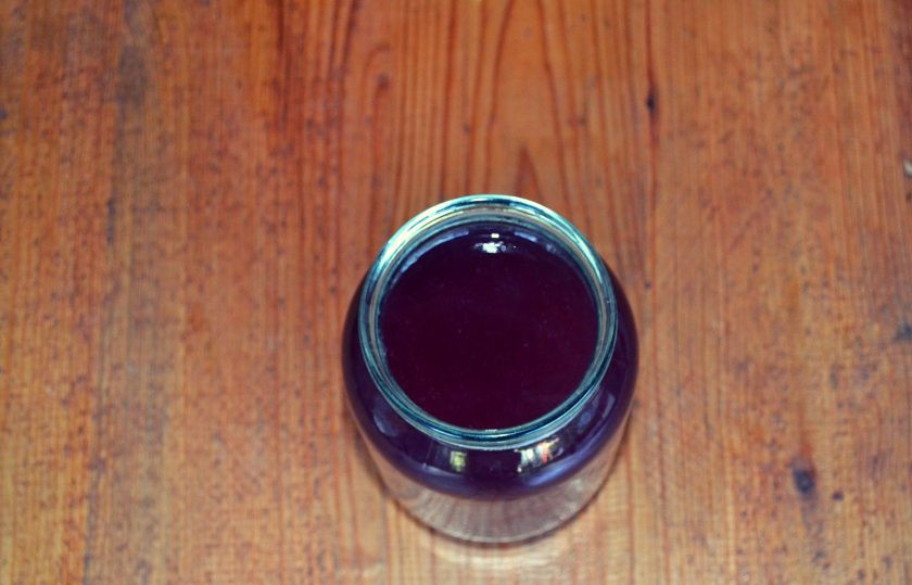 1. Этап. Компот из замороженных ягод: Процедите и охладите.