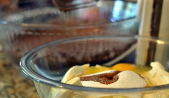 1. Этап. Торт Палермо: 1. Первым делом надо испечь два бисквита - классический белый и шоколадный. Шоколадный я покупала, а белый пекла по классическому рецепту (2 яйца, стакан муки и стакан сахара). Можно испечь самостоятельно два бисквита, и в один добавить какао или шоколад, чтоб получился темный бисквит.