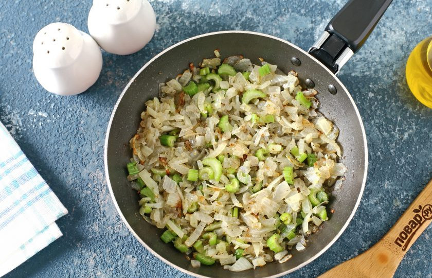 1. Этап. Гороховый суп Джейми Оливера: Готовьте помешивая около 10 минут, пока овощи не размягчатся.