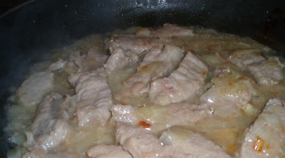 1. Этап. Телятина в горчичном соусе: Когда мясо чуть подрумянится, вливаем вино и ждем, пока оно испарится.