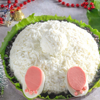 Салат с ананасами на Новый год Кролика 2023