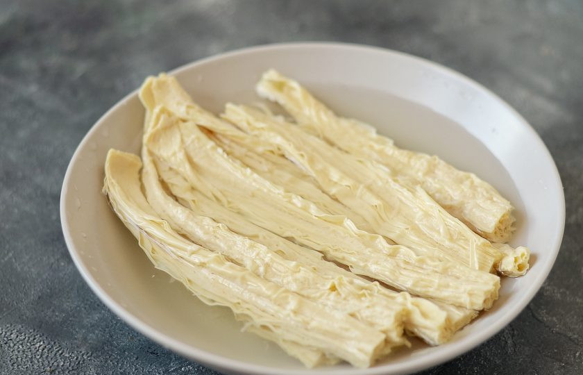 1. Этап. Жареная соевая спаржа: Соевую спаржу заранее замочите на ночь в прохладной воде.