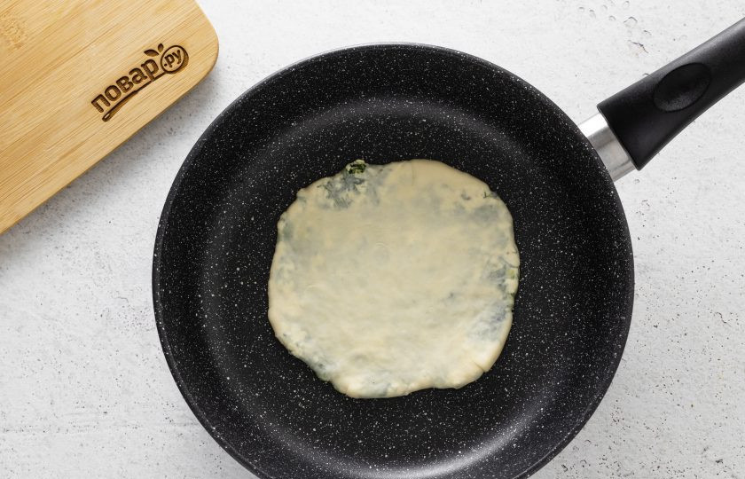 1. Этап. Лепешки с кинзой: Выпекайте лепешки в хорошо разогретой сухой сковороде. Примерно около 2 минут с одной стороны, затем с другой. Если лепешка будет вздуваться, прижимайте ее лопаточкой.