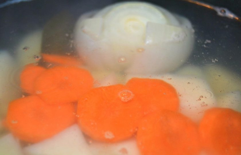 1. Этап. Вкусный и простой рыбный суп: 5. Положите картофель и морковь в суп, хорошо перемешайте.