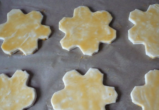 1. Этап. Филе бедра индейки с овощами запеченное: Я подавала к столу блюдо порционно. Приготовив из слоеного бездрожжевого теста слоечки в форме 