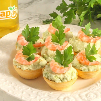 Тарталетки с творожным сыром, авокадо и креветками