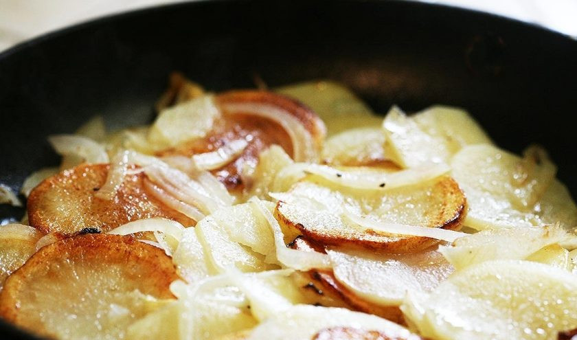 1. Этап. Домашняя жареная картошка с луком: 4. Добавьте еще столовую ложку масла и снова накройте сковороду крышкой, обжаривайте еще 5-10 минут и уберите сковороду с огня. Подавайте картошечку сразу, можно прямо в сковороде.