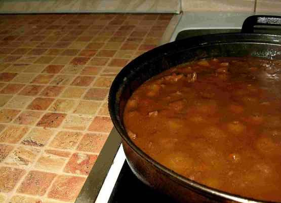 1. Этап. Бефстроганов из баранины: 6. Тушим до готовности мяса при закрытой крышке. При необходимости воду можно подливать и не забудьте убавить максимально огонь. Добавьте специи и тушите мясо до готовности.