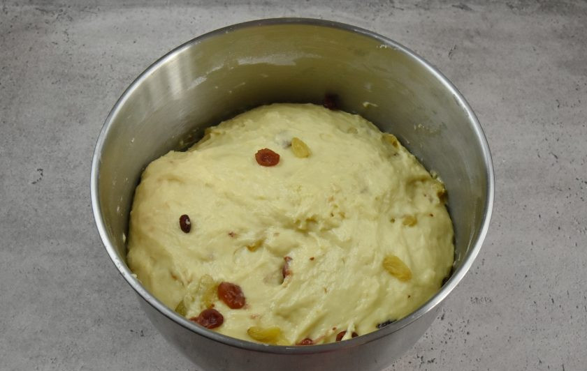 1. Этап. Александрийское тесто для куличей: Накройте емкость с тестом кухонным полотенцем и оставьте для подъема на 1,5 часа. После чего его можно распределить по формам для выпечки.