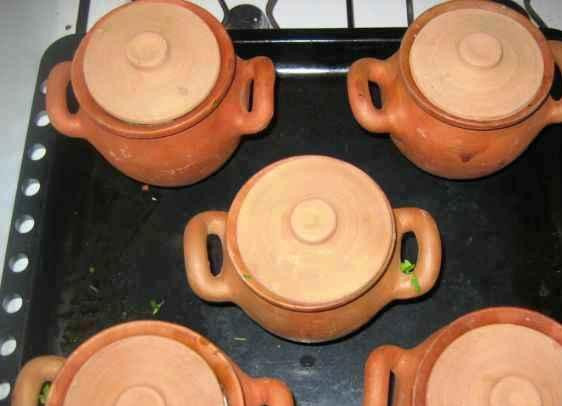 1. Этап. Запеканка Тбилисури в горшочках: Накрываем горшочки крышками - и на 1 час 10 минут в духовку (температура - 150 градусов).