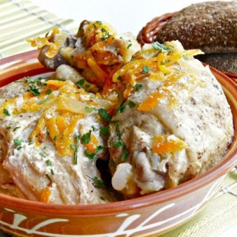 Тушеная курица в кастрюле