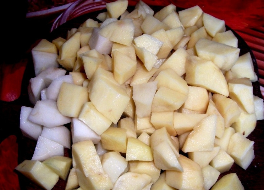 1. Этап. Суп из кильки: 2. Очищаем картофель и нарезаем его кубиками. Также очищаем лук и морковь.