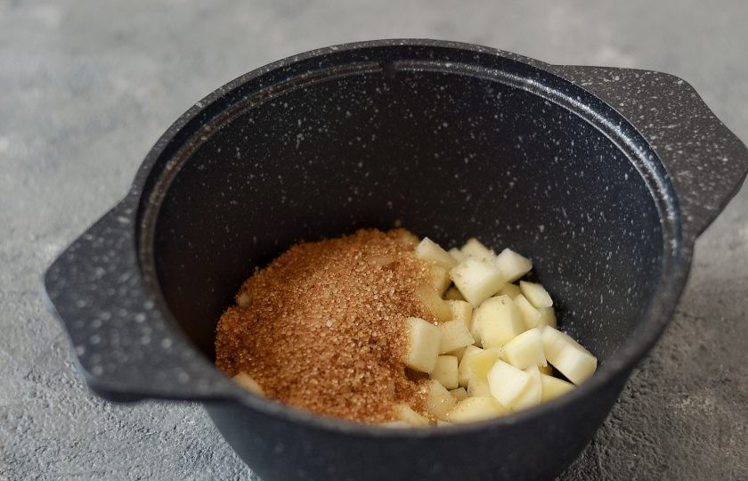 1. Этап. Морковный торт с грушей: Засыпьте грушу сахаром. Нагрейте в сотейнике, чтобы сахар полностью растворится, а груша стала немного мягче. Если груша не сочная, можно добавить пару столовых ложек воды или белого вина. Когда сахар полностью растворится, проварите грушу в получившемся сиропе 1-2 минуты. Затем откиньте на сито, чтобы стекла лишняя жидкость.