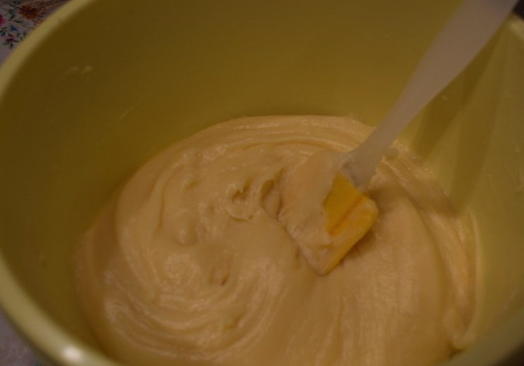 1. Этап. Торт из мацы без выпечки: Влейте в эту кстрюлю 600 мл. молока, поставьте её на медленный огонь. Варите крем, постоянно помешивая. Он должен приобрести консистенцию очень густой сметаны.