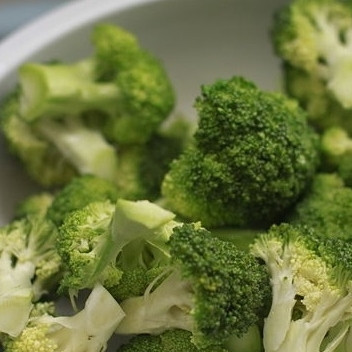 1. Этап. Брокколи в микроволновке: 5. Подавайте брокколи с пылу, с жару! Приятного аппетита!