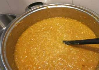 1. Этап. Кабачковая икра без перца: Как только икра закипит, уменьшайте огонь - при бурном кипении она будет 