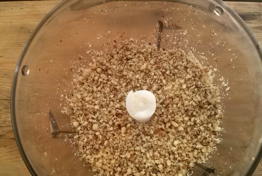 1. Этап. Рулет с маком: 5. Приготовьте начинку: орехи измельчите в блендере.