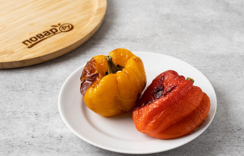 1. Этап. Брускетта с печеным перцем и сыром: Запеките болгарский перец в духовке при температуре 200 градусов до темных подпалин. На этой уйдёт примерно 40 минут.