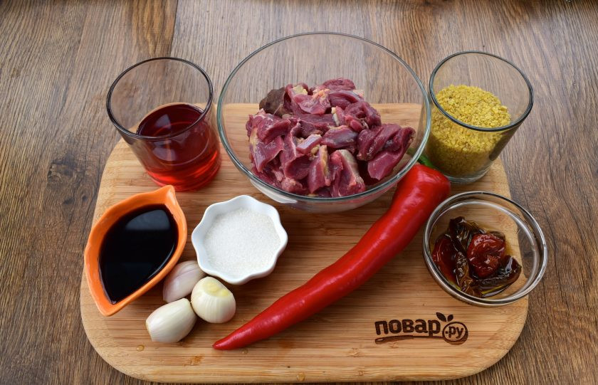 1. Этап. Индейка в красном соусе: 1. Подготовьте необходимые продукты. Филе индейки промойте, обсушите, нарежьте на кусочки по 2 см. Овощи помойте и очистите. У перца удалите плодоножку и семена.