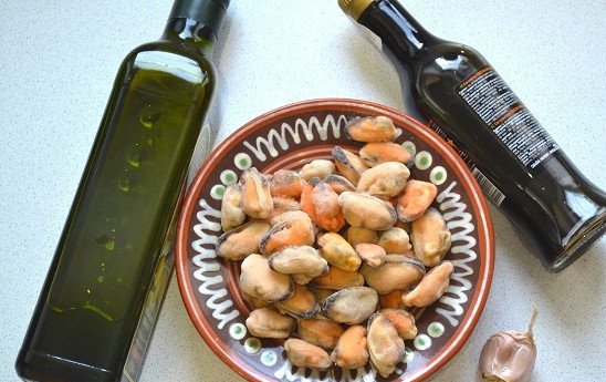 1. Этап. Мидии в соевом соусе: 1. Подготовьте необходимые ингредиенты.