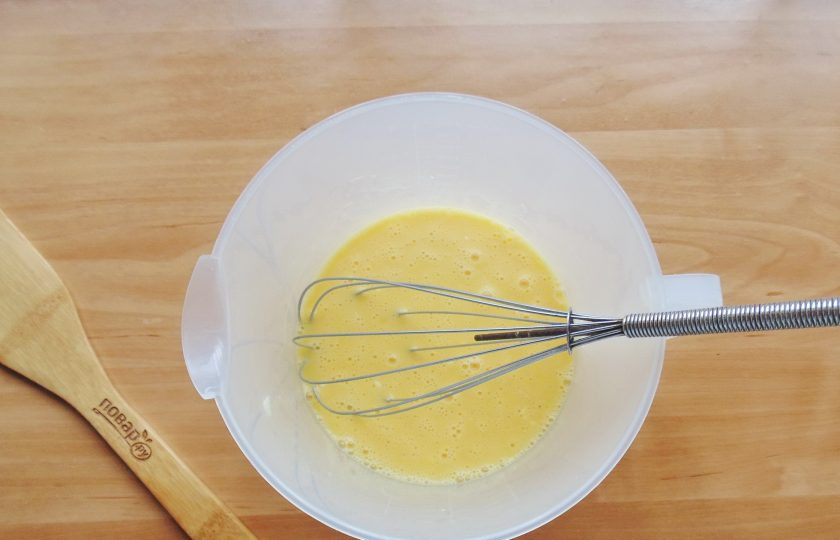 1. Этап. Рулет из омлета с овощами: Хорошо перемешайте венчиком яйца со сметаной.