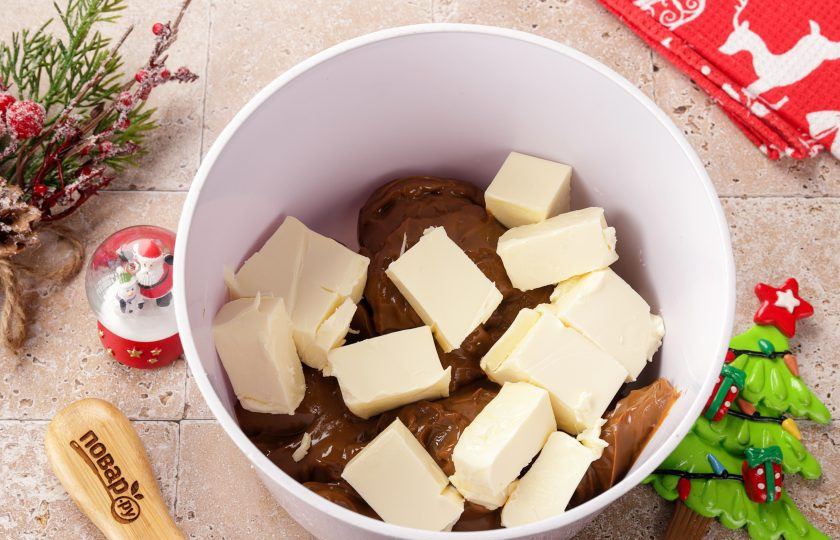 1. Этап. Новогодний торт Зеленая Змея: Соедините варёное сгущённое молоко и мягкое масло. Добавьте ванильный сахар и взбейте миксером до однородности.