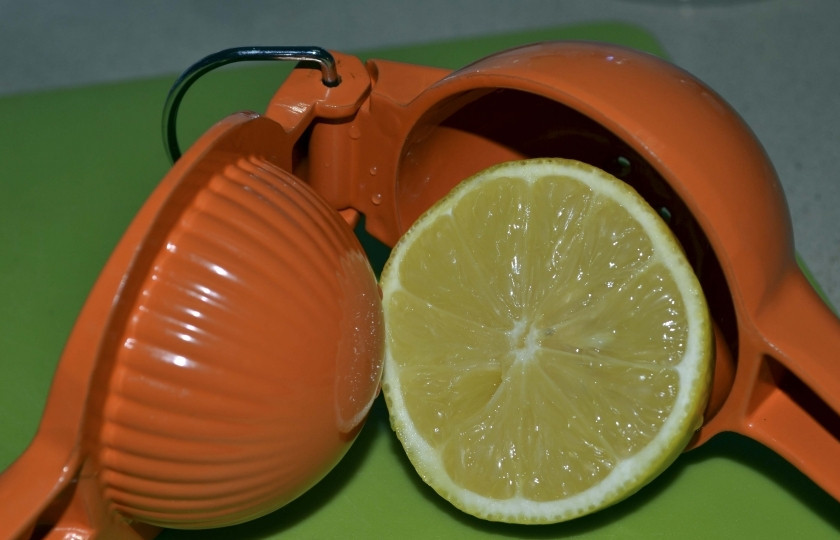 1. Этап. Греческий салат с базиликом: Выдавить сок из половинки лимона.