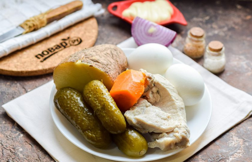 1. Этап. Мясной салат на Новый год: Подготовьте ингредиенты. Заранее отварите картофель, морковь, яйца и свинину.