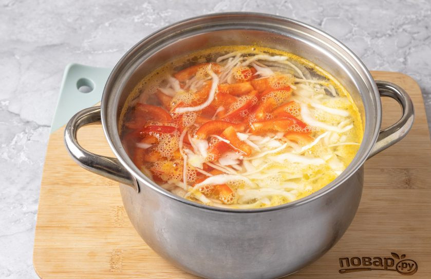 1. Этап. Борщ без мяса без зажарки со свеклой: Добавьте овощи в кастрюлю.