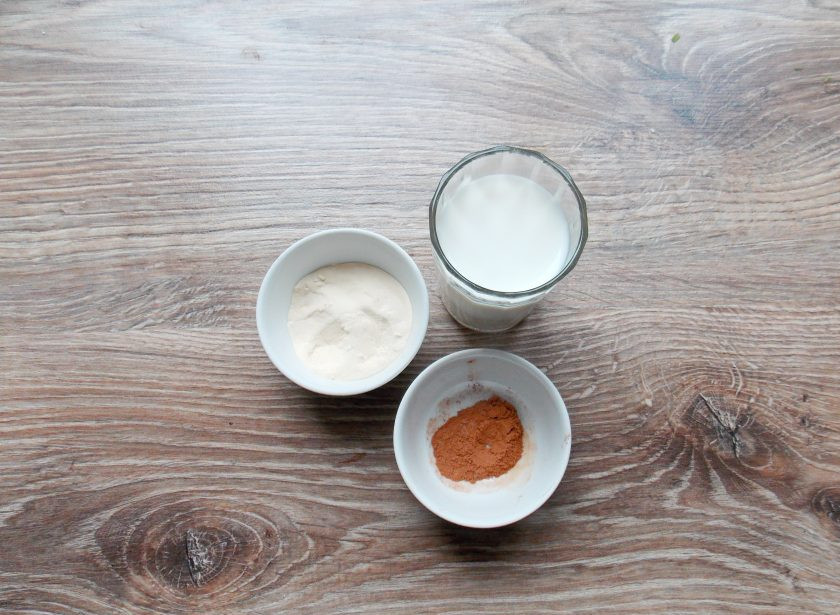 1. Этап. Салеп: Для начала приготовим первый вариант — классический. Для него потребуются такие ингредиенты как молоко, порошок салепа и молотая корица.