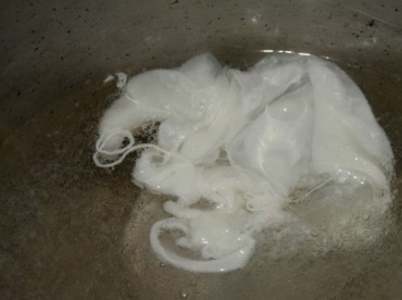 1. Этап. Завтрак Бенедикт: Закручиваем воду в кастрюле воронкой и выбиваем в нее яйцо. Варим 4 минуты. Точно так же варим и второе яйцо.