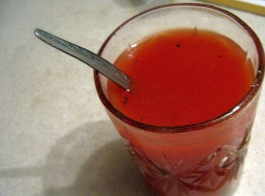 1. Этап. Тефтели с черносливом: Теперь в отдельной посуде смешиваем томатное пюре с водой или бульоном, добавляем уксус и сахар, солим и перчим.