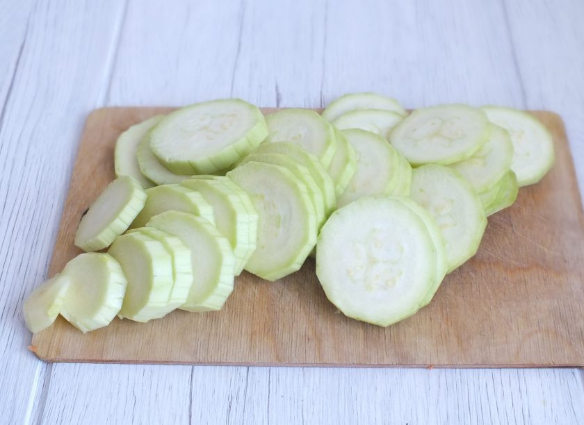 1. Этап. Горбуша с кабачком в духовке: Кабачок очистите от кожуры. Нарежьте на шайбочки толщиной 0,3-0,5 см.