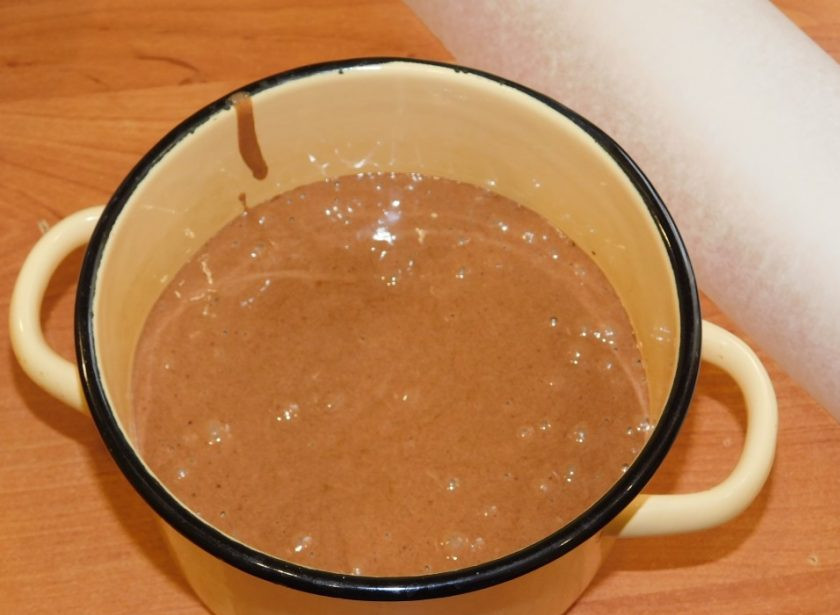 1. Этап. Бисквит в кастрюле: Вылейте тесто в кастрюлю.