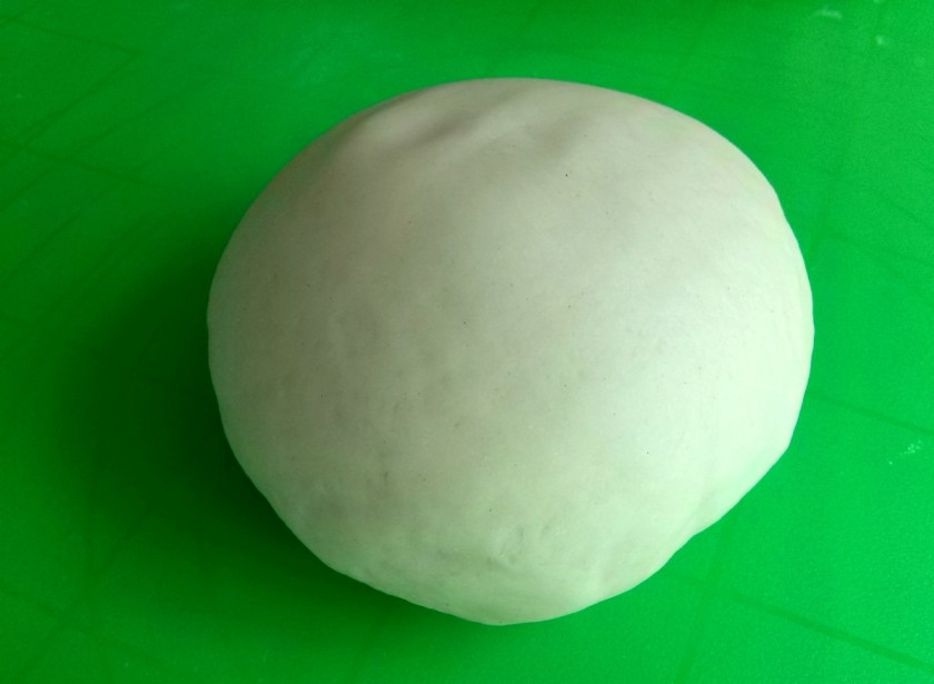 1. Этап. Манты с тыквой и мясом в мультиварке: Добавьте еще 1 стакан муки, замесите мягкое и эластичное тесто. При необходимости добавьте оставшуюся муку. Заверните тесто в пленку, дайте ему отдохнуть в холодильнике, пока вы готовите фарш.