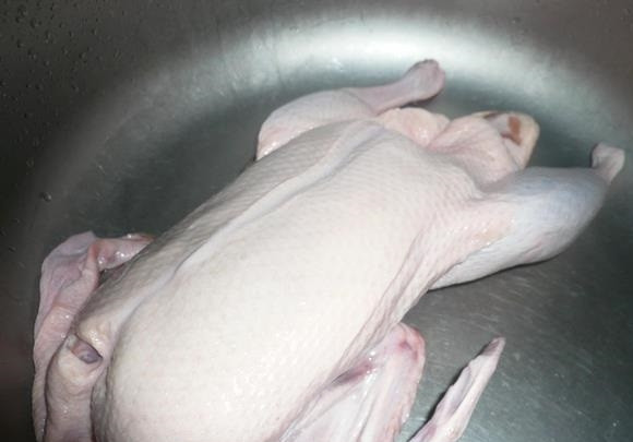 1. Этап. Утка, жареная в духовке: 1. Утку вымойте как следует и ошпарьте кипятком.