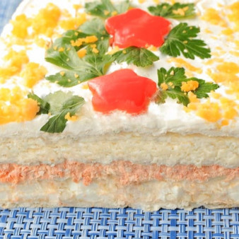 Лучший закусочный торт из крекеров и рыбной консервы