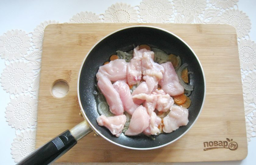 1. Этап. Косуле: Затем куриное филе помойте, нарежьте и добавьте к моркови и луку.