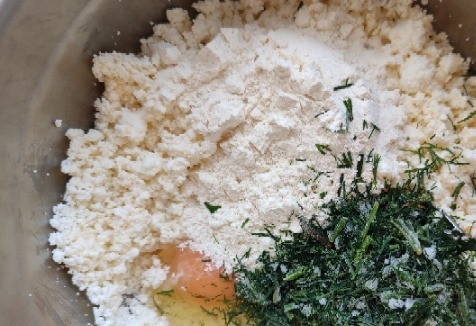 1. Этап. Сырники с ветчиной: Творог растираем вилкой с яйцами, мукой, солью и зеленью. У меня он был не влажный, рассыпчатый. Если у вас другая текстура регулируйте количество муки по своему усмотрению.