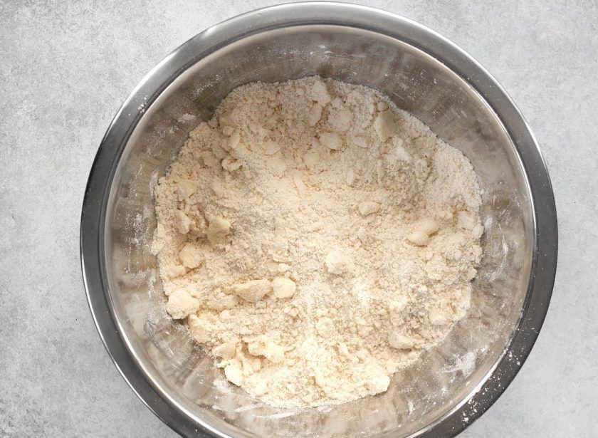 1. Этап. Галета с черникой и сливочным сыром: 2. Вручную или вилкой разотрите смесь до получения крошки.