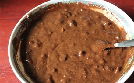 1. Этап. Шоколадно-ореховый пирог за 15 минут: 7. Перемешайте хорошенько, чтобы не было комочков.