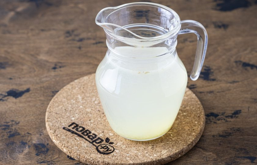 1. Этап. Индийский лимонад Шиканджви: Объедините все ингредиенты в кувшине с водой. Примешайте.