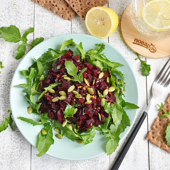 Салат из вареной свеклы с рукколой