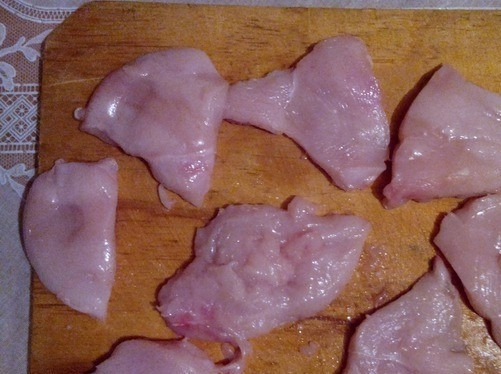 1. Этап. Куриная грудка в яйце: Куриную грудку промойте и обсушите. Затем аккуратно достаньте из нее все косточки и зачистите мясо от пленок и жилок. Затем разрежьте грудку на небольшие порционные кусочки, толщина которых должна быть около сантиметра.