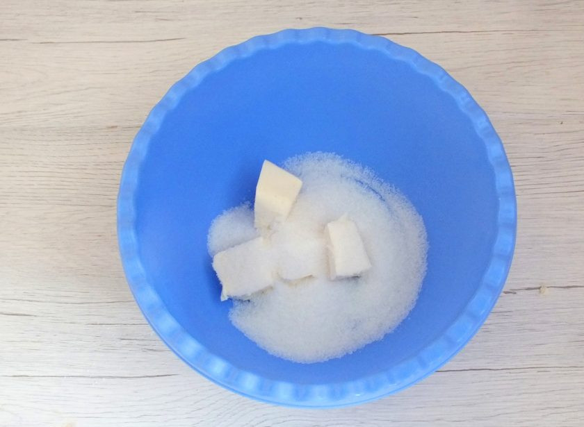 1. Этап. Булочки Даллас: Пока подходит тесто, сделайте начинку. В отдельной чаше смешайте 50 грамм масла и 75 грамм сахара.