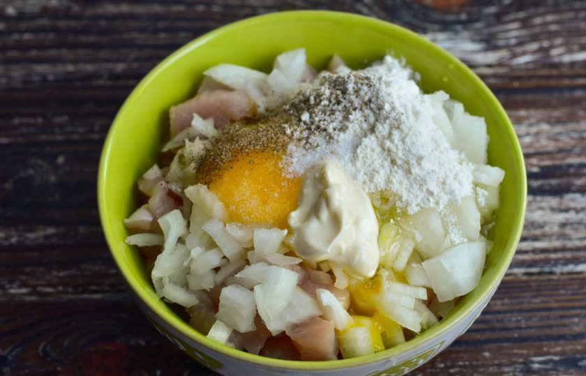 1. Этап. Жабки из куриного филе: Соедините лук и мясо. Добавьте соль, перец, майонез, муку, вбейте яйцо.