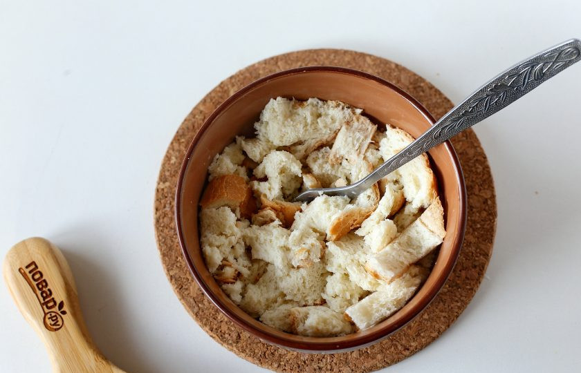 1. Этап. Печеночные клецки: Хлеб раскрошите и замочите в сливках.