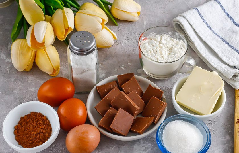 1. Этап. Шоколадный фондан Гордона Рамзи: Подготовьте указанные ингредиенты. Шоколад можно использовать молочный или черный. С молочным шоколадом фонданы получатся чуть светлее на вид.